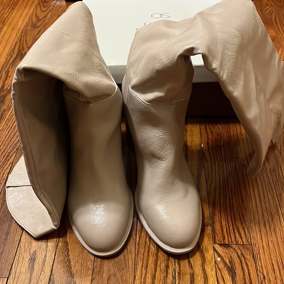 New in box oasis society Stephanie boot- 10 taupe - Picture 5 of 10